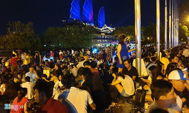 Bầu trời Sài Gòn rực sáng pháo hoa chào năm 2019