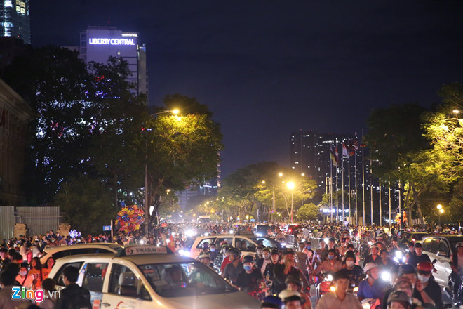 Bầu trời Sài Gòn rực sáng pháo hoa chào năm 2019