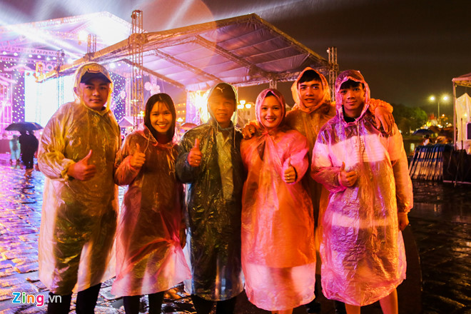 Bầu trời Sài Gòn rực sáng pháo hoa chào năm 2019