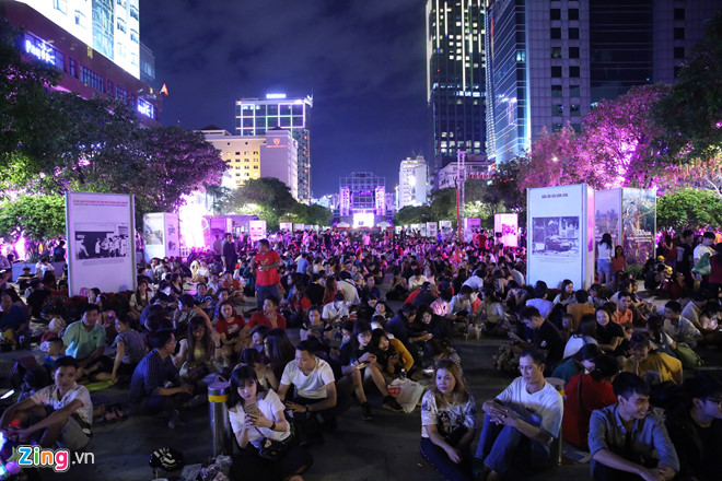 Bầu trời Sài Gòn rực sáng pháo hoa chào năm 2019