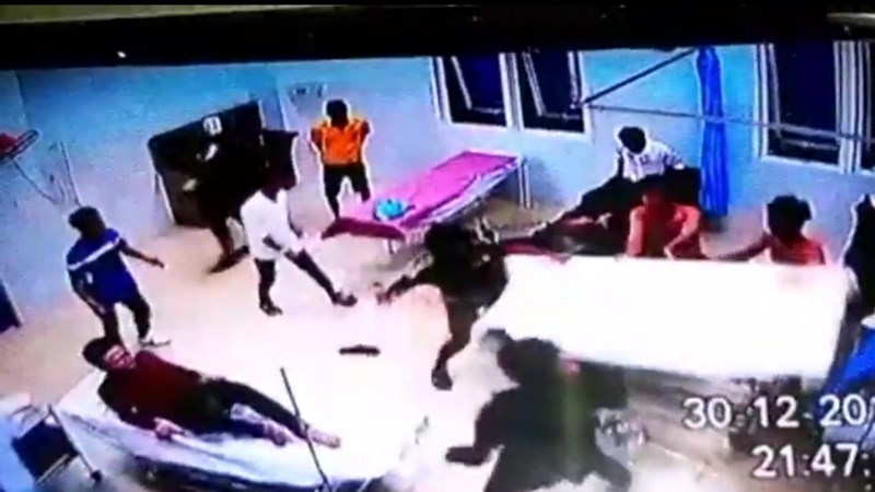 Xông vào trụ sở xã đập phá, truy sát người