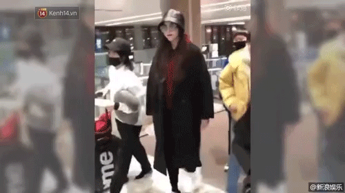 Đường Yên lộ bụng bầu lớn bất ngờ, dáng đi nặng nề chỉ sau 2 tháng kết hôn với La Tấn?