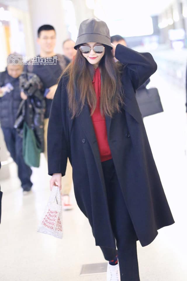 Đường Yên lộ bụng bầu lớn bất ngờ, dáng đi nặng nề chỉ sau 2 tháng kết hôn với La Tấn?