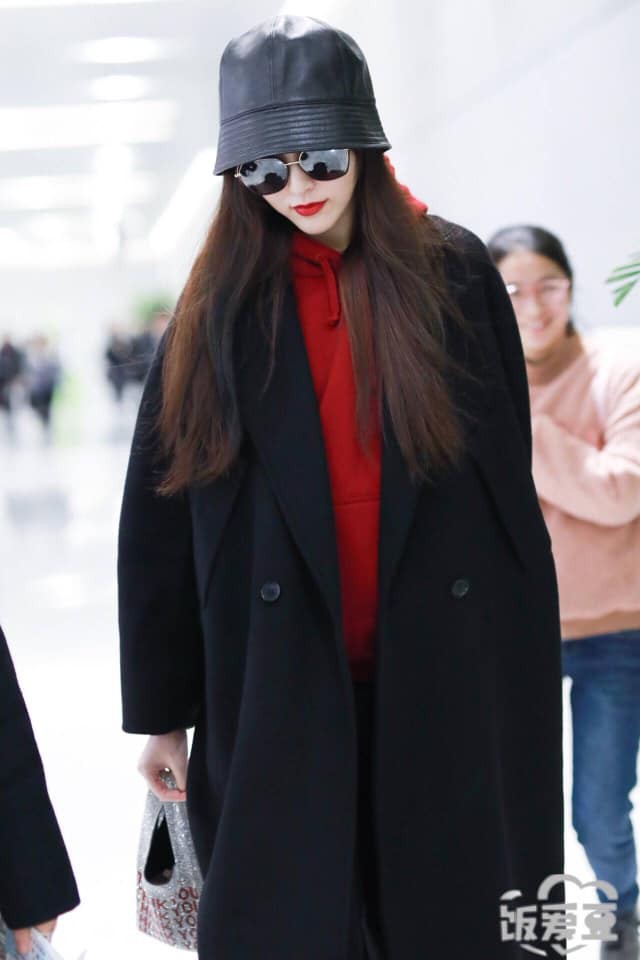 Đường Yên lộ bụng bầu lớn bất ngờ, dáng đi nặng nề chỉ sau 2 tháng kết hôn với La Tấn?