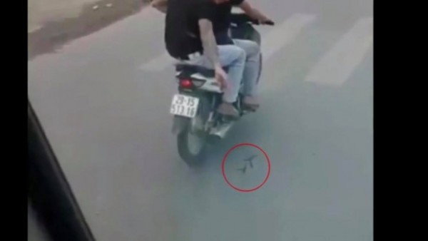 Hà Nội: Cảnh sát bắt giữ hai thanh niên rải đinh cực nguy hiểm ngay trước đầu xe