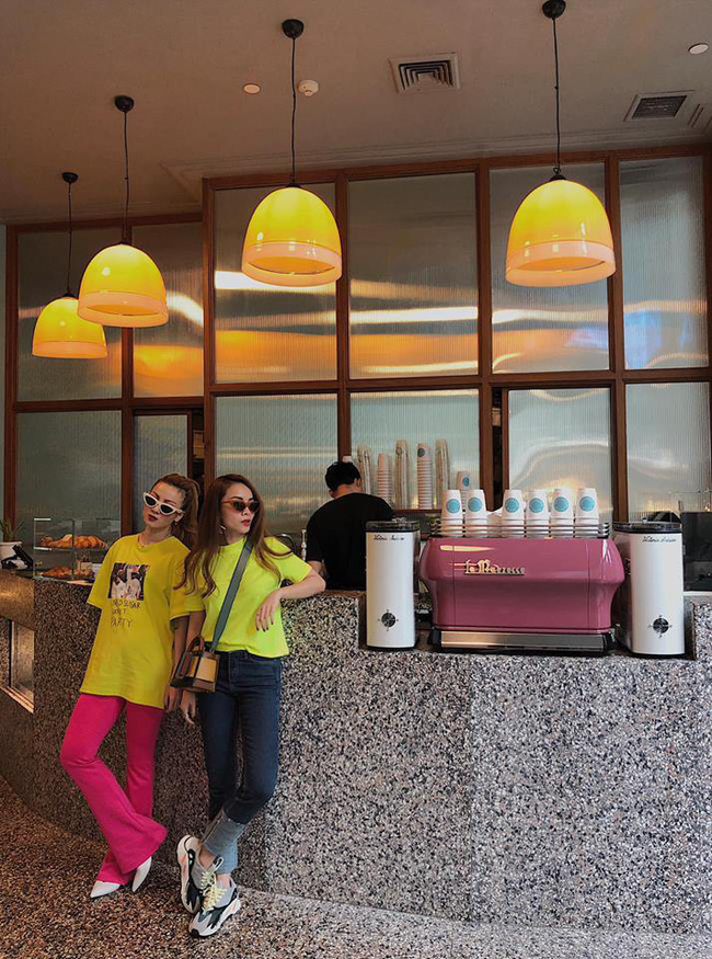 Street style sao Việt cuối năm: Hà Hồ không đi tất dù trời lạnh, Kỳ Duyên và Minh Triệu cùng diện đồ màu nóng