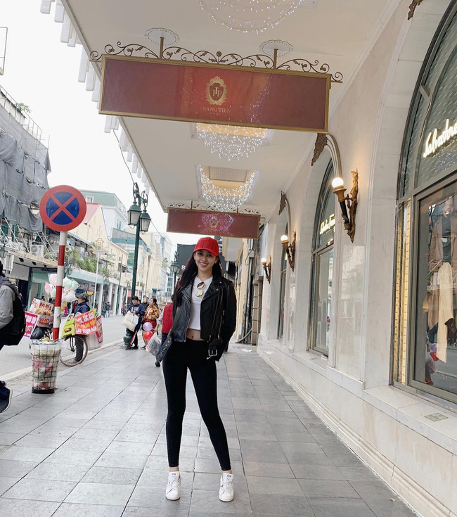 Street style sao Việt cuối năm: Hà Hồ không đi tất dù trời lạnh, Kỳ Duyên và Minh Triệu cùng diện đồ màu nóng