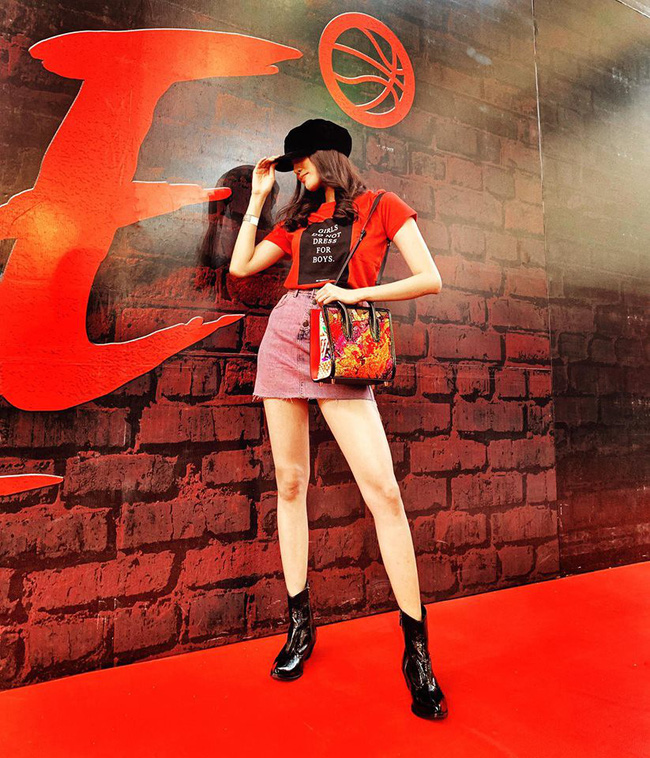 Street style sao Việt cuối năm: Hà Hồ không đi tất dù trời lạnh, Kỳ Duyên và Minh Triệu cùng diện đồ màu nóng