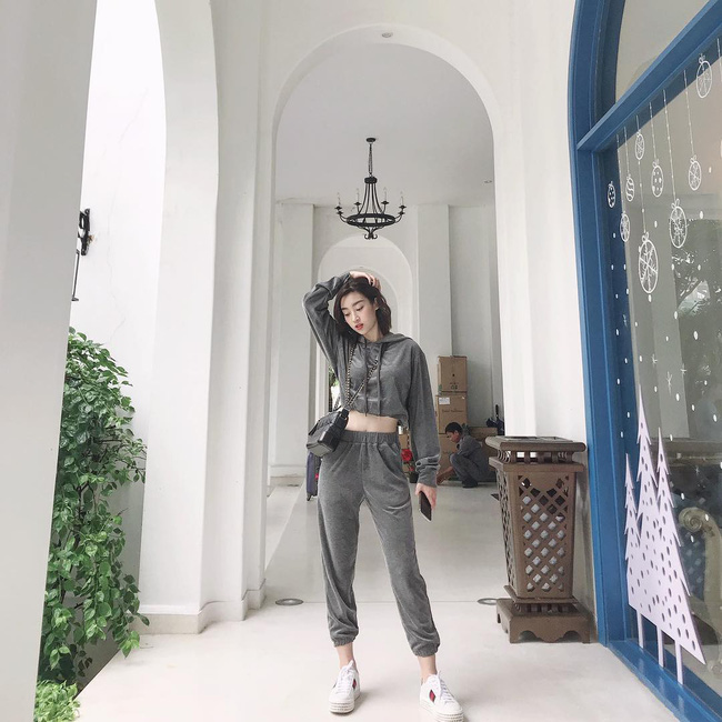 Street style sao Việt cuối năm: Hà Hồ không đi tất dù trời lạnh, Kỳ Duyên và Minh Triệu cùng diện đồ màu nóng