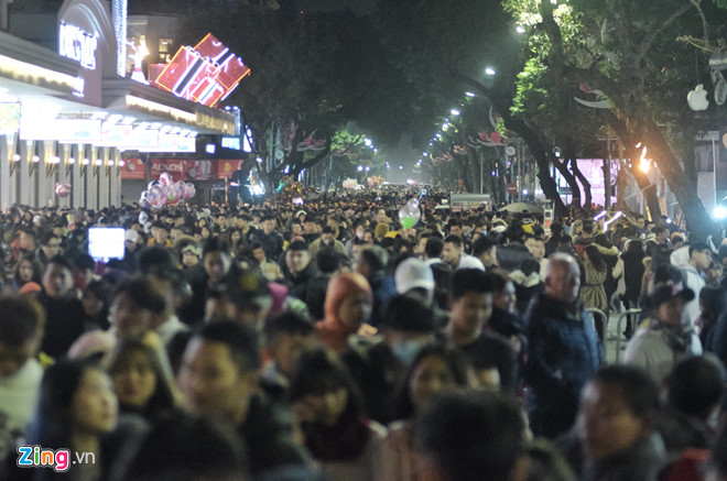 Bầu trời Sài Gòn rực sáng pháo hoa chào năm 2019