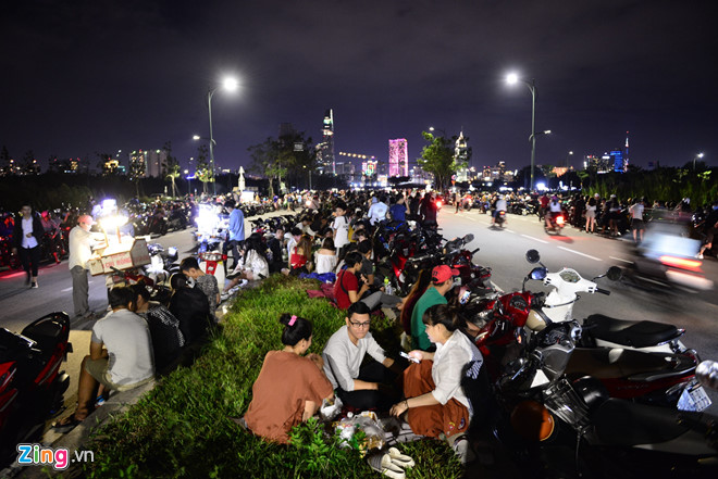 Bầu trời Sài Gòn rực sáng pháo hoa chào năm 2019