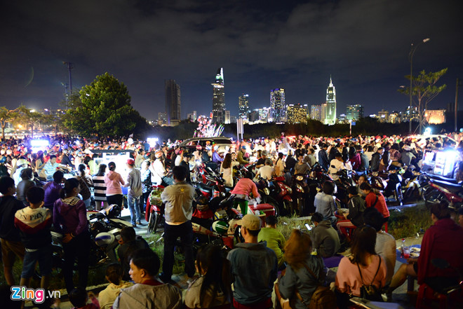 Bầu trời Sài Gòn rực sáng pháo hoa chào năm 2019