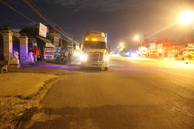 2 cậu cháu chạy mô tô phân khối lớn mới mua bị xe container cán thương vong