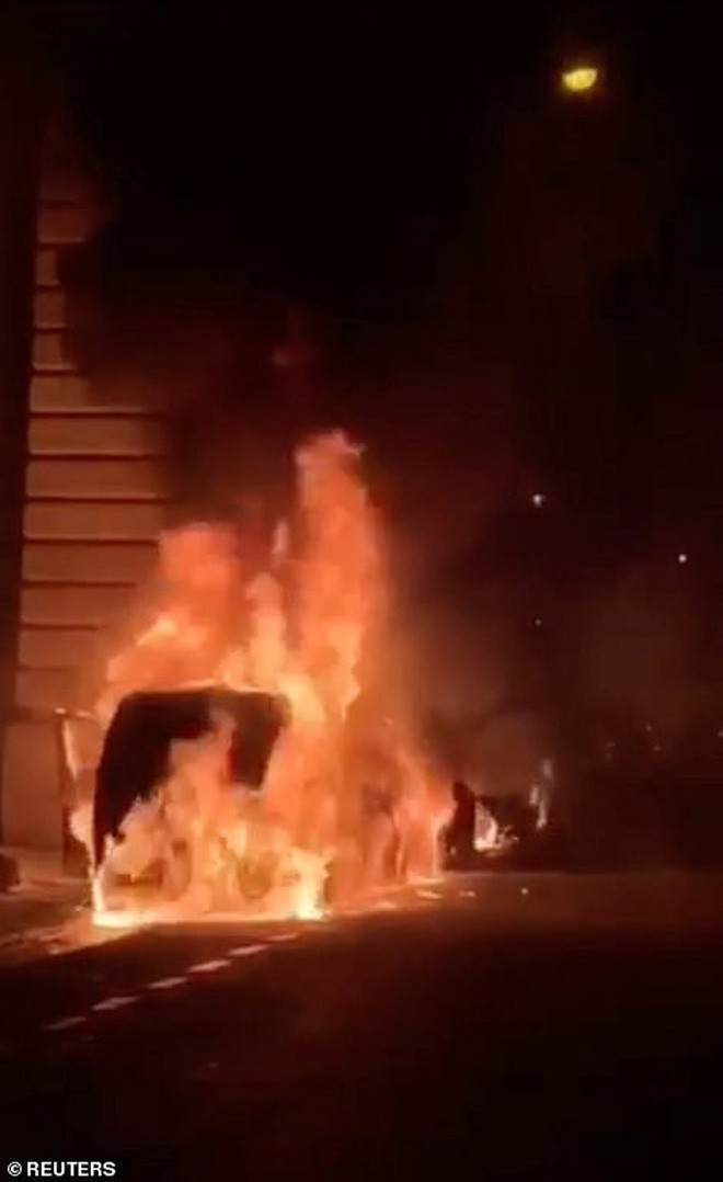 Sau Khải Hoàn Môn, đến lượt tháp Eiffel chìm trong khói đen ngùt ngụt của biểu tình đốt phá suốt đêm