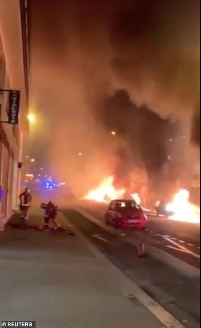 Sau Khải Hoàn Môn, đến lượt tháp Eiffel chìm trong khói đen ngùt ngụt của biểu tình đốt phá suốt đêm