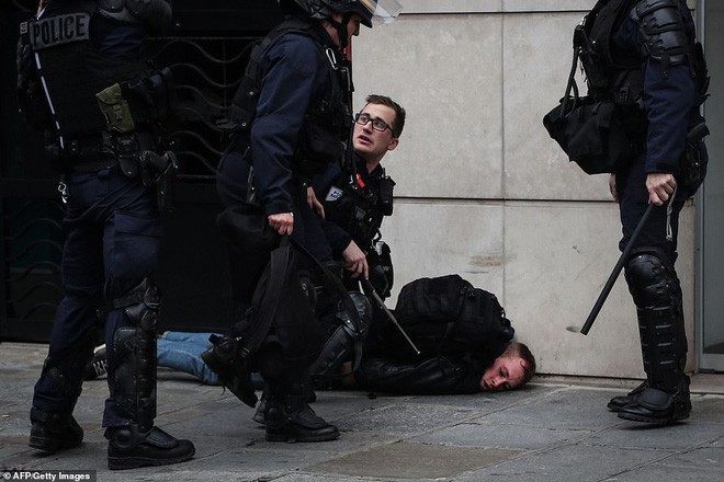 Sau Khải Hoàn Môn, đến lượt tháp Eiffel chìm trong khói đen ngùt ngụt của biểu tình đốt phá suốt đêm