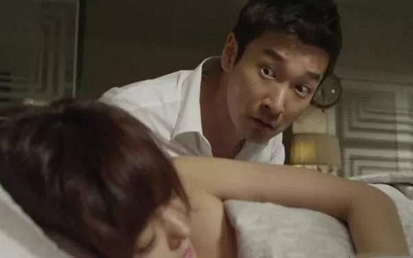 Vợ chồng nổ chiến tranh, tôi qua đêm trong khách sạn rồi tá hỏa khi nhận ra người nằm cạnh