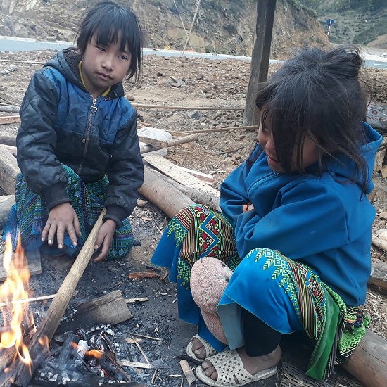 Cận cảnh: Người vùng cao Sơn La co ro trong giá rét khủng khiếp