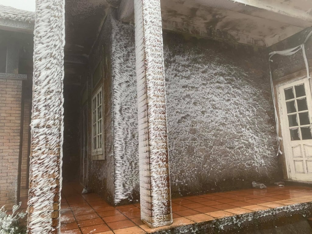 Băng tuyết phủ trắng nhà cửa, xe cộ ở đỉnh Mẫu Sơn