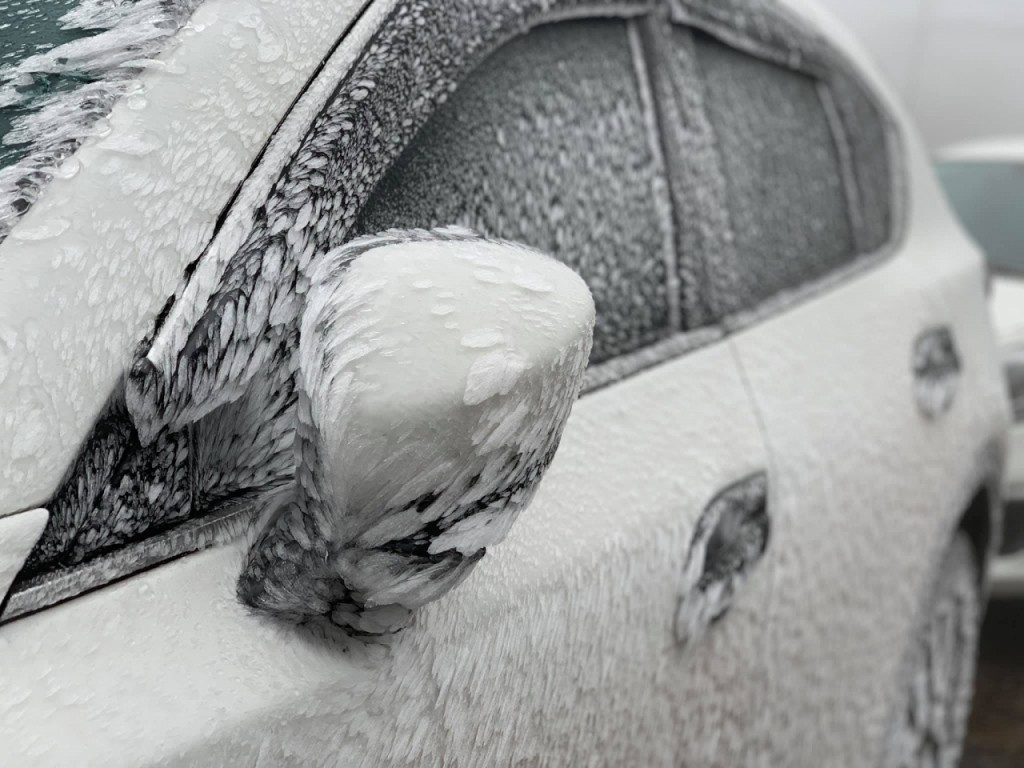 Băng tuyết phủ trắng nhà cửa, xe cộ ở đỉnh Mẫu Sơn