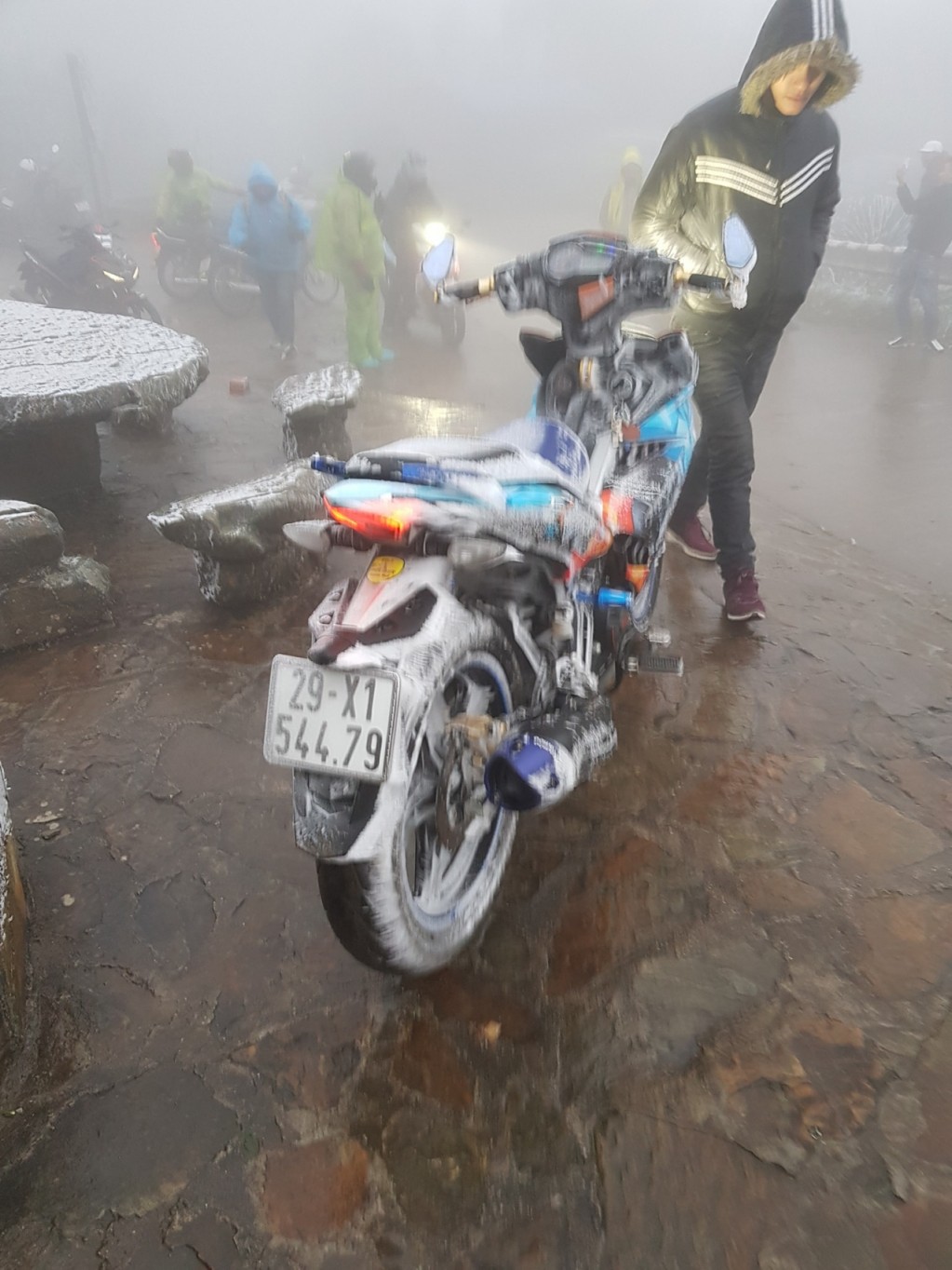 Băng tuyết phủ trắng nhà cửa, xe cộ ở đỉnh Mẫu Sơn