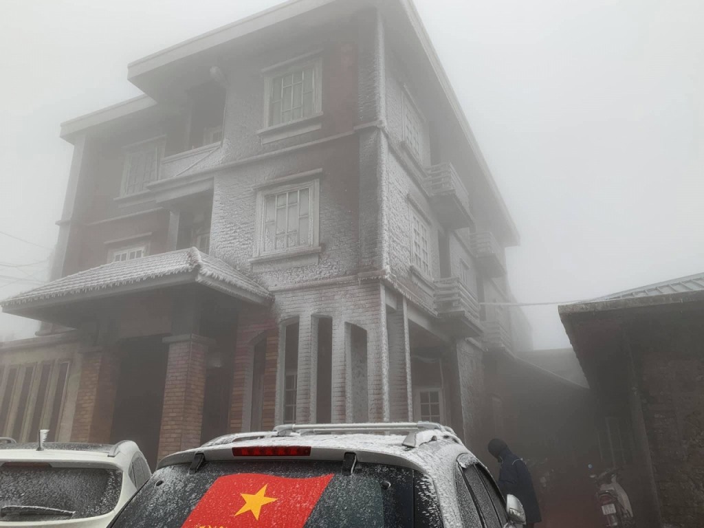 Băng tuyết phủ trắng nhà cửa, xe cộ ở đỉnh Mẫu Sơn