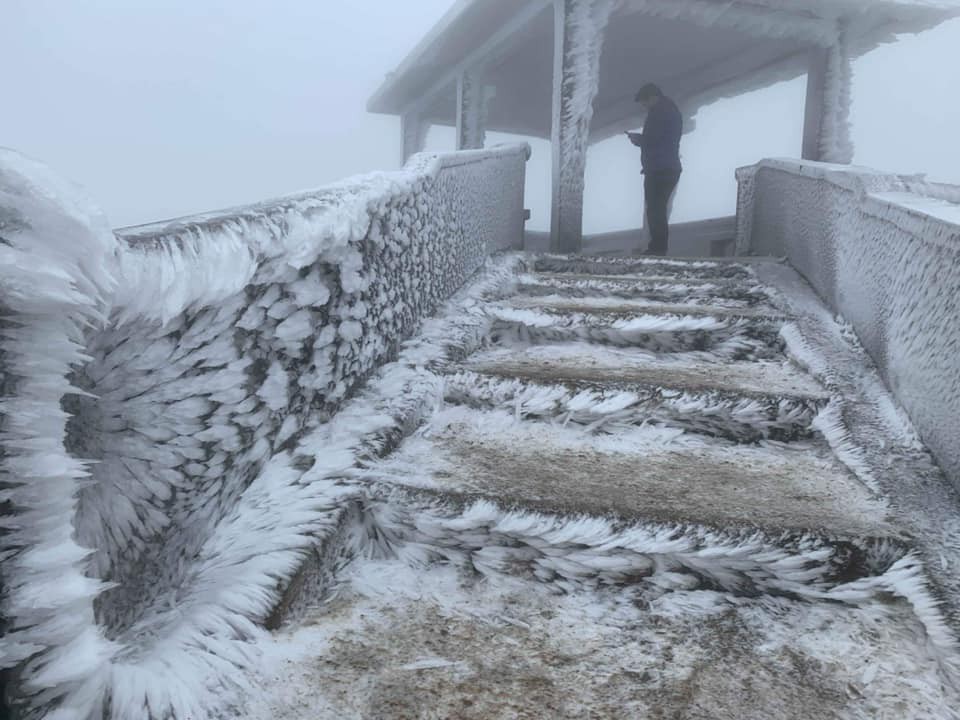 Băng tuyết phủ trắng nhà cửa, xe cộ ở đỉnh Mẫu Sơn