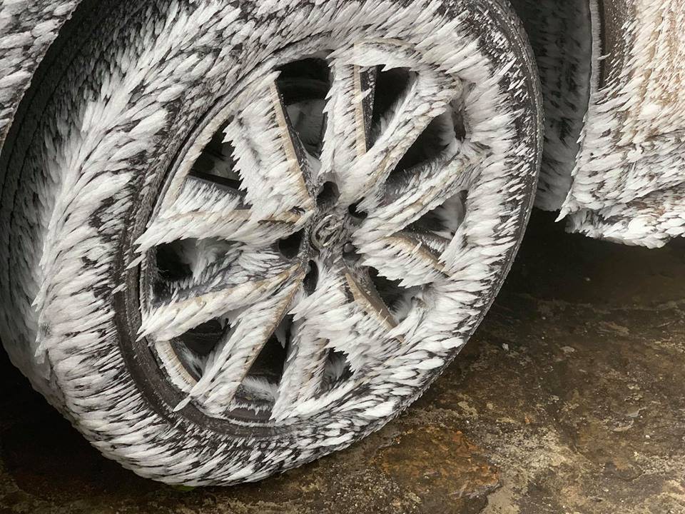 Băng tuyết phủ trắng nhà cửa, xe cộ ở đỉnh Mẫu Sơn