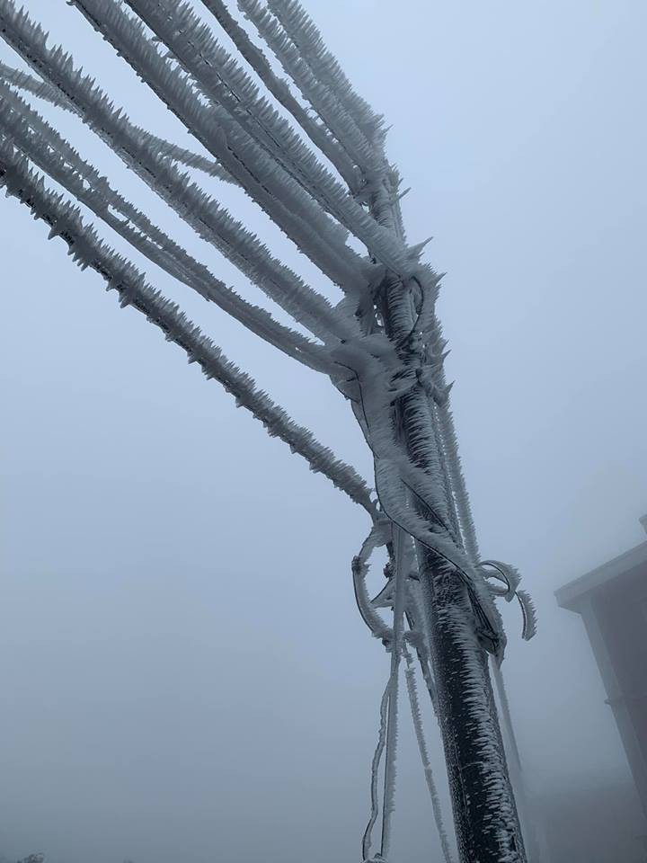 Băng tuyết phủ trắng nhà cửa, xe cộ ở đỉnh Mẫu Sơn