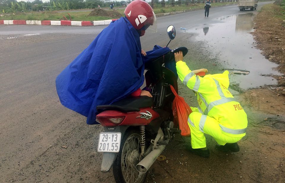 CSGT Hà Nội giúp 3 mẹ con hỏng xe về nhà giữa trời giá rét