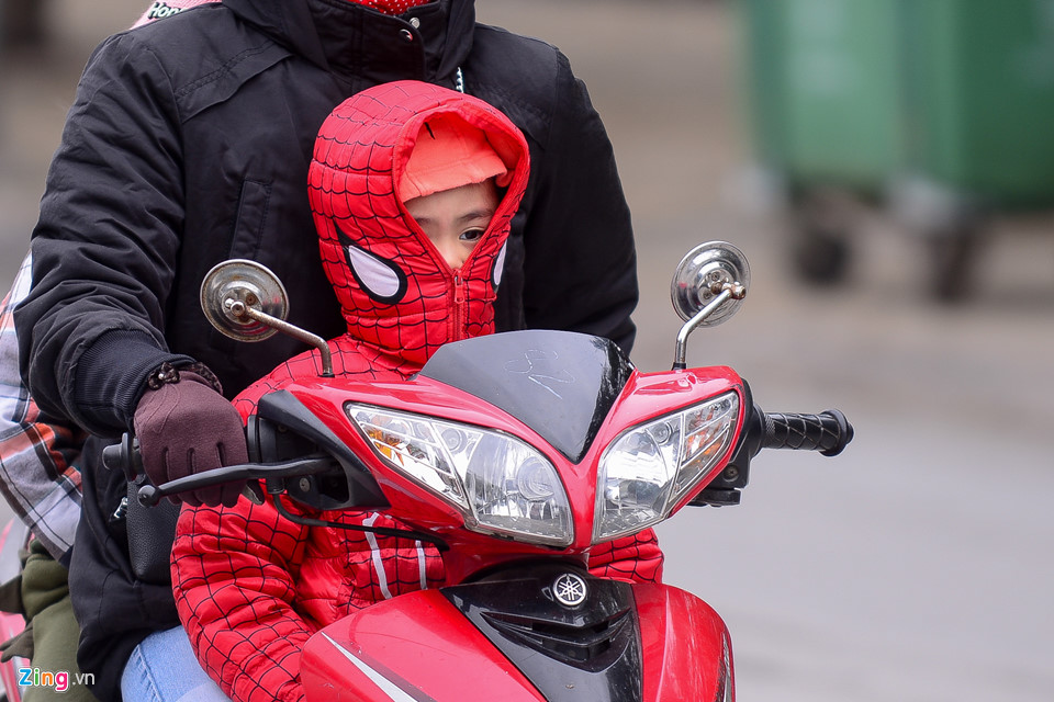 Muôn kiểu chống rét của người dân Hà Nội