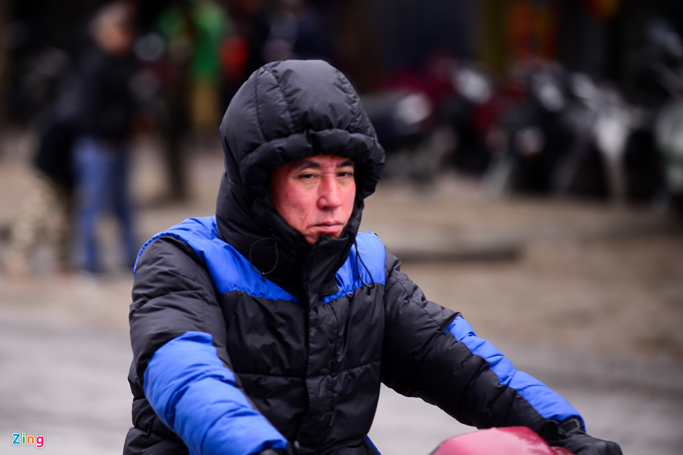 Muôn kiểu chống rét của người dân Hà Nội