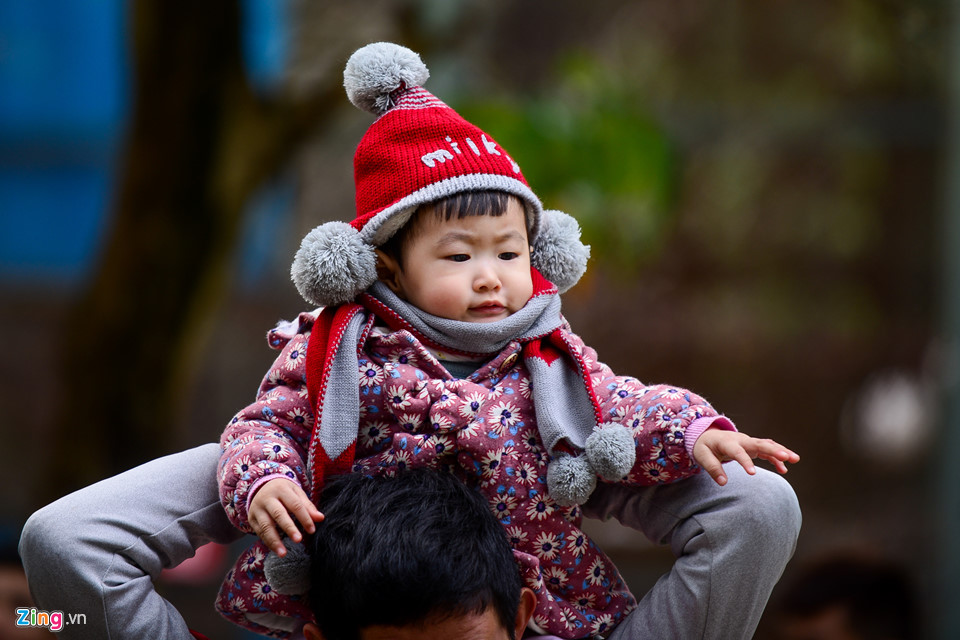 Muôn kiểu chống rét của người dân Hà Nội