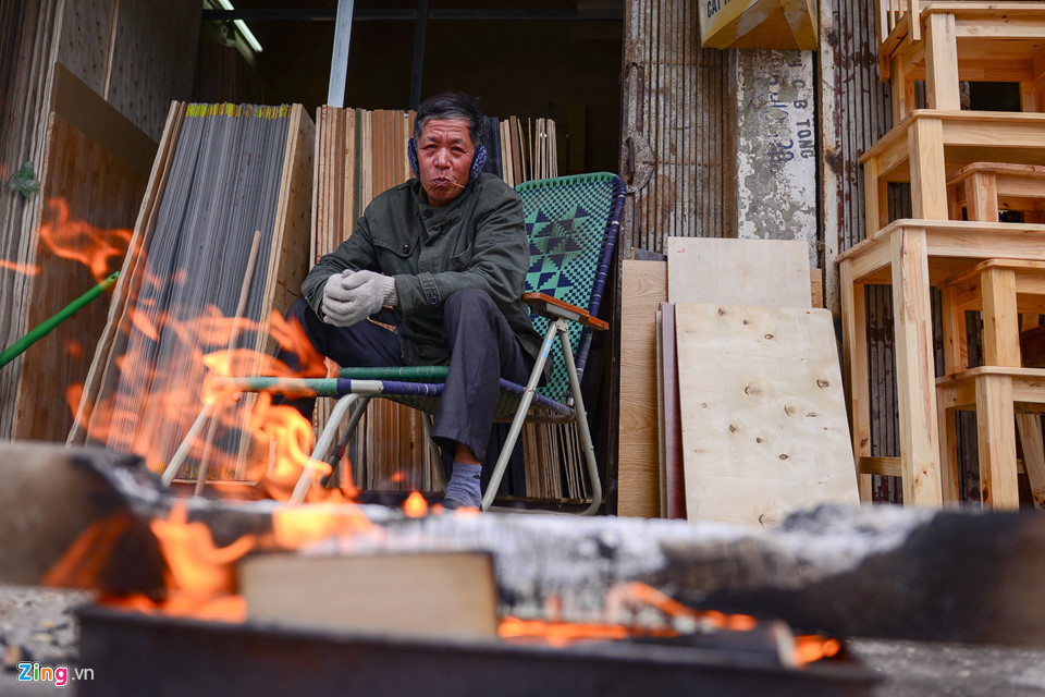 Muôn kiểu chống rét của người dân Hà Nội