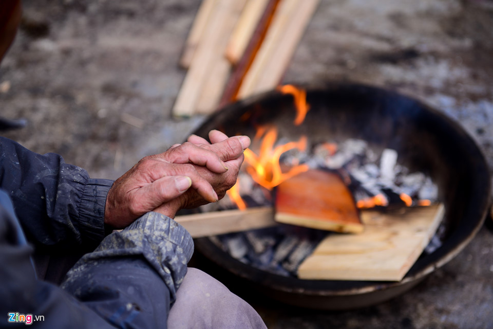 Muôn kiểu chống rét của người dân Hà Nội