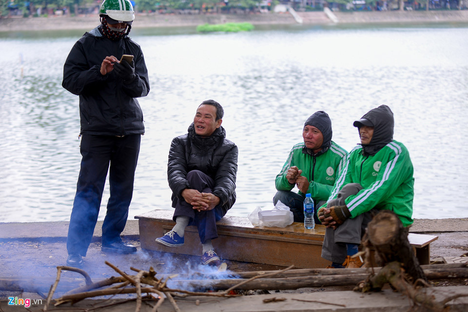 Muôn kiểu chống rét của người dân Hà Nội