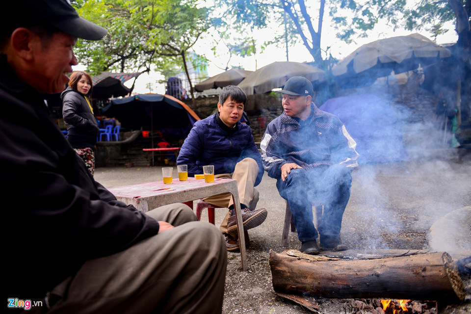 Muôn kiểu chống rét của người dân Hà Nội