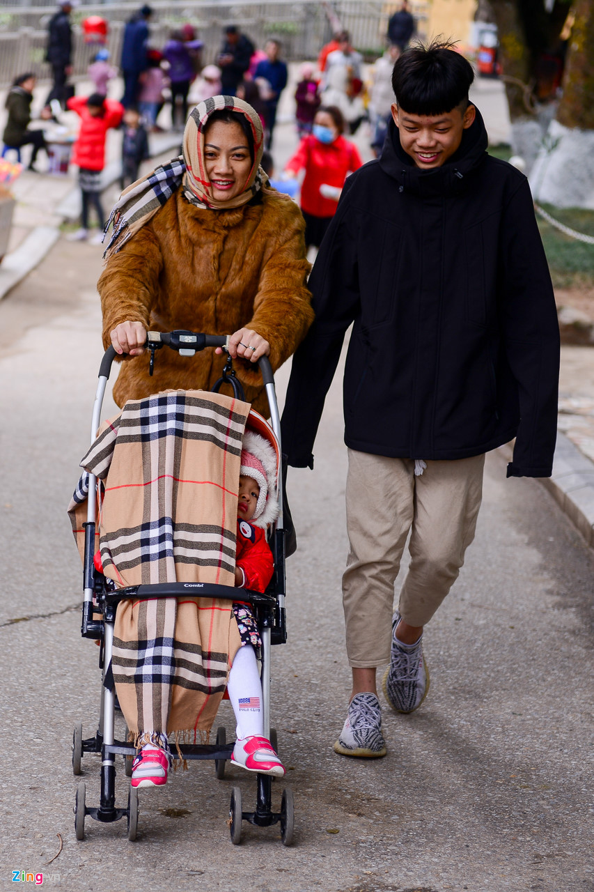 Muôn kiểu chống rét của người dân Hà Nội