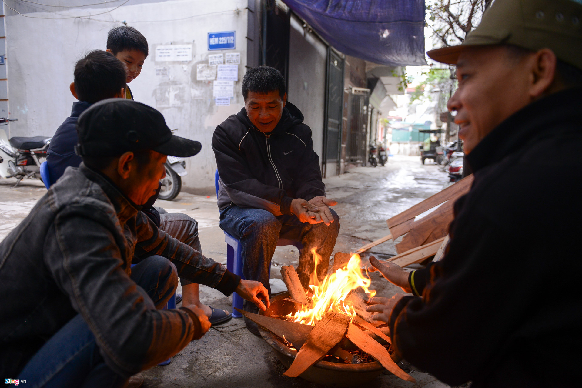 Muôn kiểu chống rét của người dân Hà Nội
