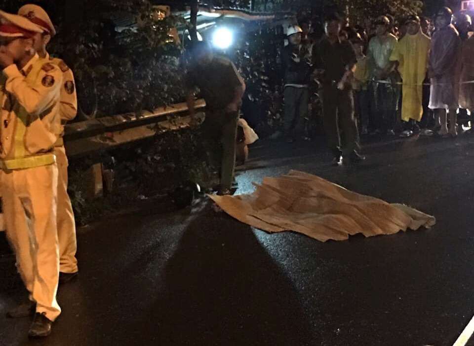 Xe máy văng chục mét sau cú lao vào taluy, 2 thanh niên 23 tuổi chết thảm