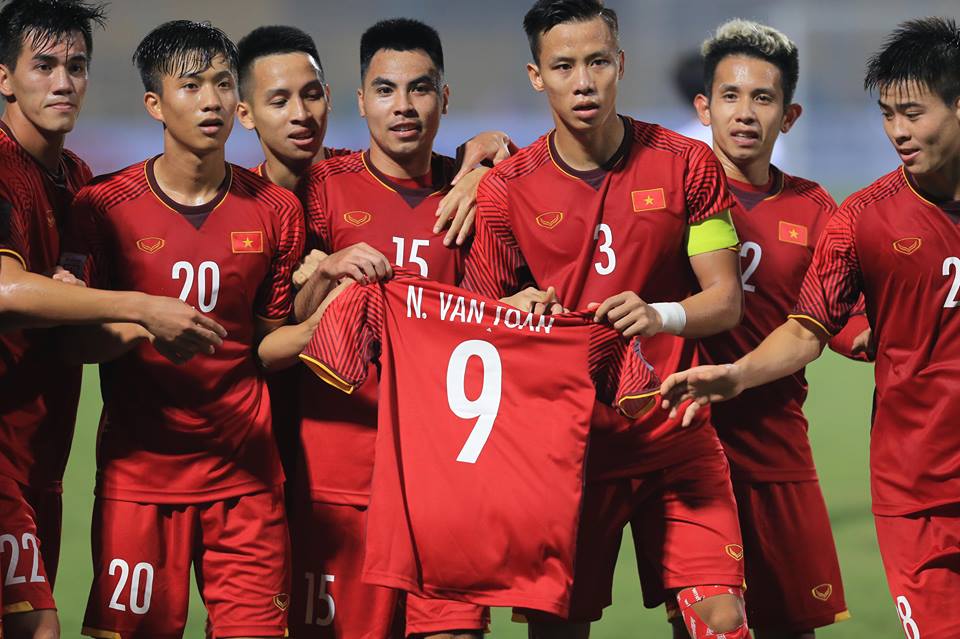 Xúc động cảnh đồng đội ăn mừng bàn thắng với áo số 9 của Văn Toàn