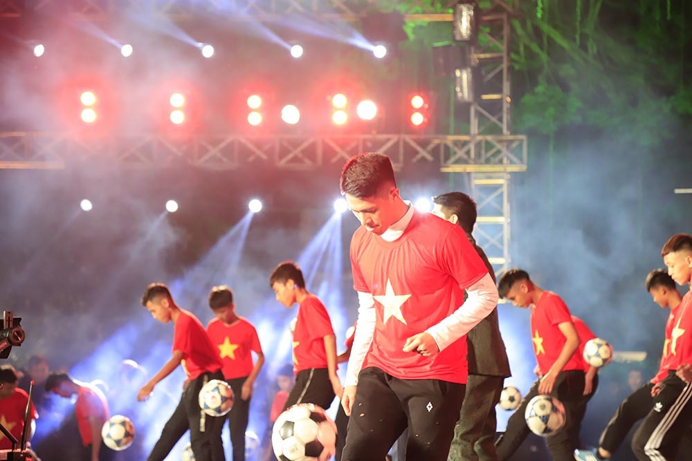 Đình Trọng, Noo Phước Thịnh lập kỷ lục đặc biệt trong đêm giao thừa