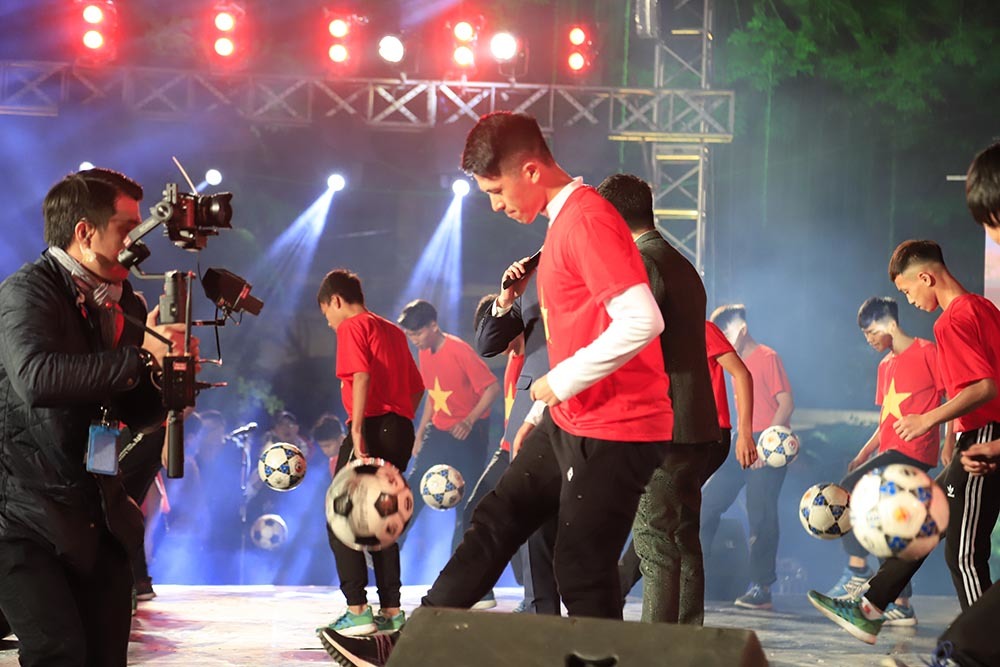 Đình Trọng, Noo Phước Thịnh lập kỷ lục đặc biệt trong đêm giao thừa