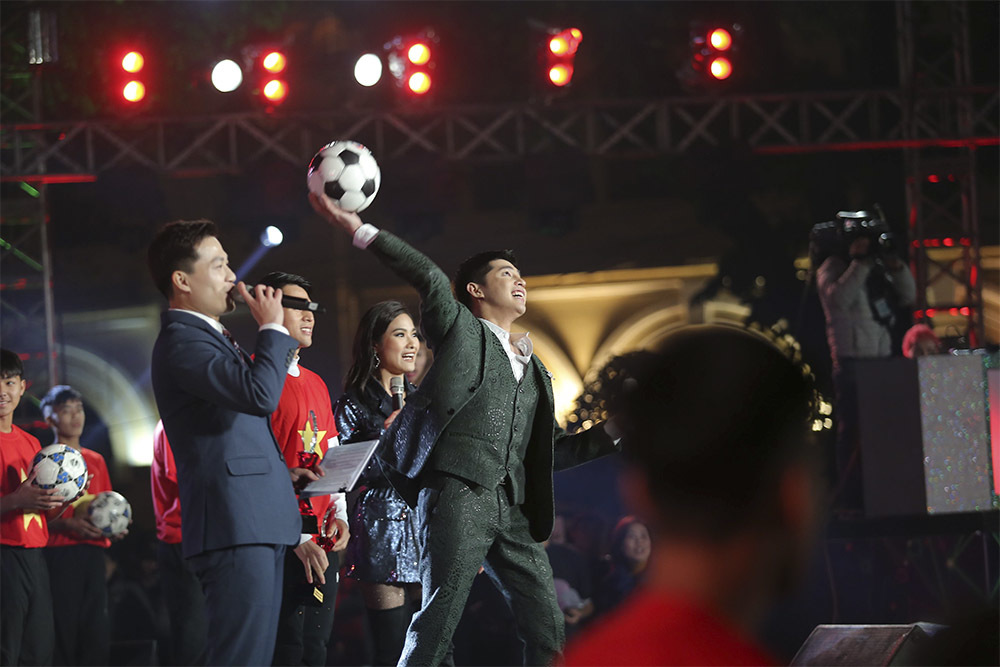 Đình Trọng, Noo Phước Thịnh lập kỷ lục đặc biệt trong đêm giao thừa