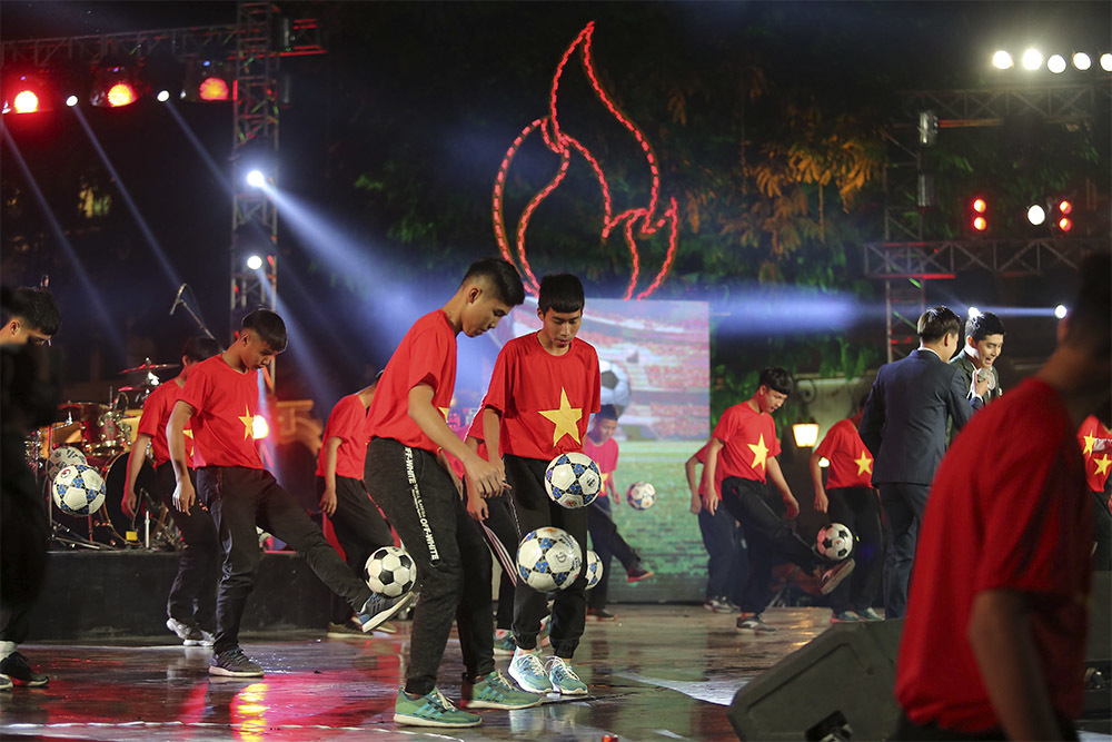 Đình Trọng, Noo Phước Thịnh lập kỷ lục đặc biệt trong đêm giao thừa