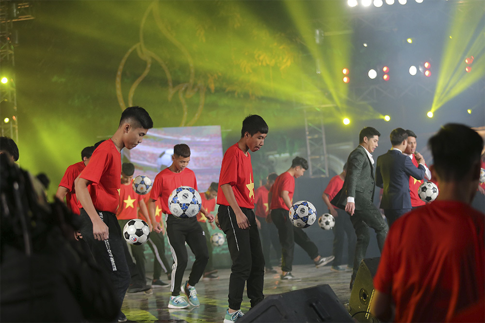 Đình Trọng, Noo Phước Thịnh lập kỷ lục đặc biệt trong đêm giao thừa