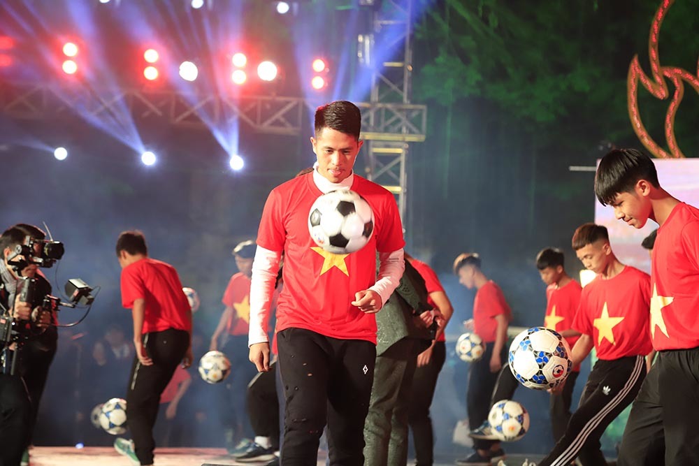 Đình Trọng, Noo Phước Thịnh lập kỷ lục đặc biệt trong đêm giao thừa