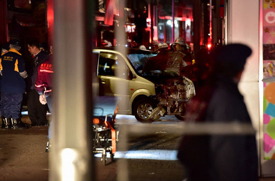 Khủng bố lao xe ở Tokyo ngày đầu năm, 9 người bị thương
