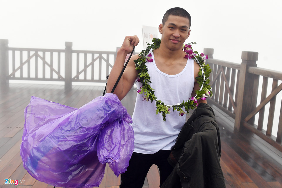 Thanh niên Sài Gòn mặc áo ba lỗ thách thức giá lạnh 0 độ C ở Fansipan