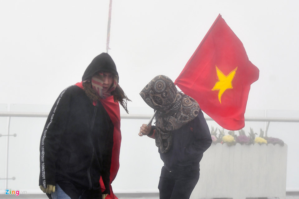 Thanh niên Sài Gòn mặc áo ba lỗ thách thức giá lạnh 0 độ C ở Fansipan